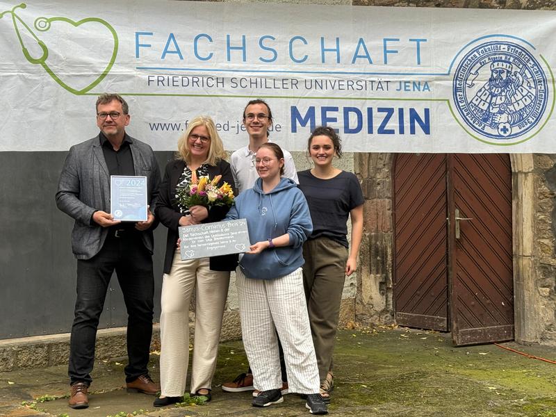 Die Fachschaft Medizin Jena zeichnete die Anatomin Dr. Uta Biedermann (2.v.l.) mit dem Lehrpreis 2024 aus. 