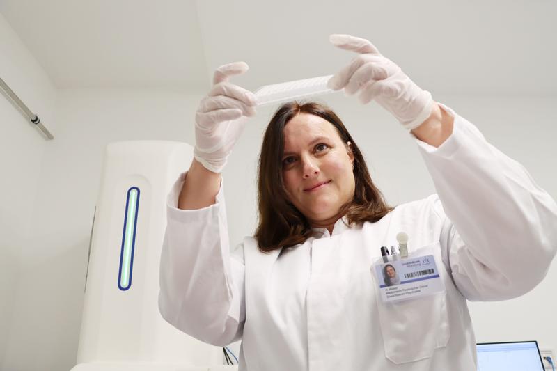 Privatdozentin Dr. Heike Weber leitet am Zentrum für Psychische Gesundheit das Labor für funktionelle Genomik. Für die PTBS-Studien führte die Biologin am Massenspektrometer die Hochdurchsatz-Genotypisierungen durch.
