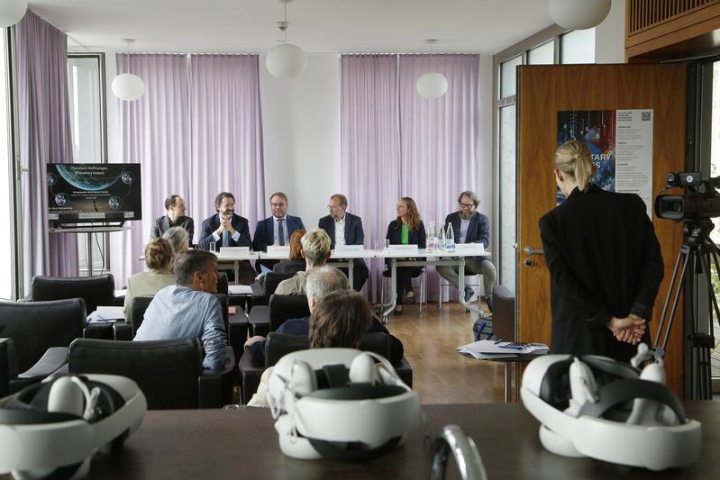 Pressegespräch zur Veranstaltung mit (v.l.) Dr. Nico Wunderling, Prof. Dr. Christoph Burchard, Timon Gremmels, Prof. Dr. Enrico Schleiff, Prof. Dr. Juliane Engel und Universitäts-Pressesprecher Volker Schmidt