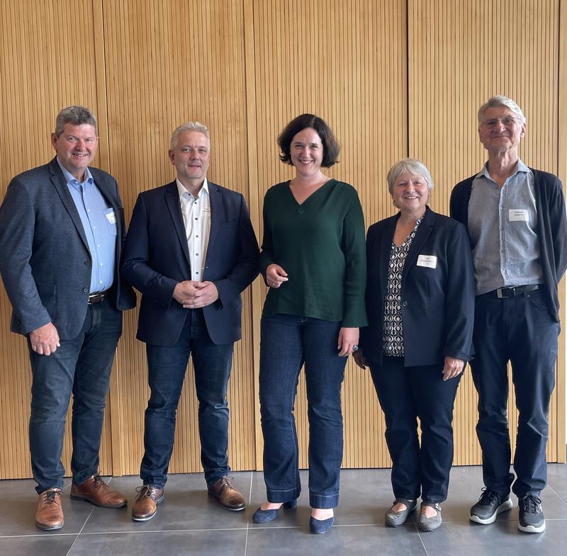 Bremens Senatorin für Umwelt, Klima und Wissenschaft, Kathrin Moosdorf (Mitte), umringt von federführenden Akteurinnen und Akteuren des „bau-circle“ (v.l.n.r.): Axel Meyer, Frank Hlawatsch, Ute Dechantsreiter und Andreas Lieberum. 