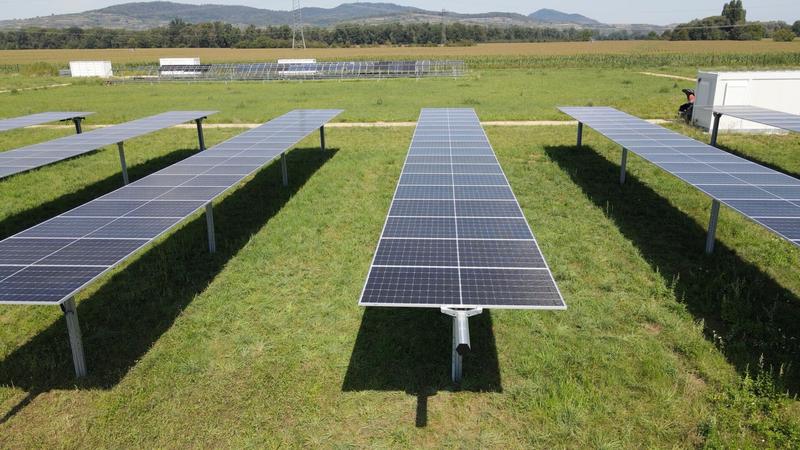 Nachgeführt PV-Anlage der Zimmermann Tracker GmbH auf dem Outdoor Performance Testfeld des Fraunhofer ISE in Merdingen.