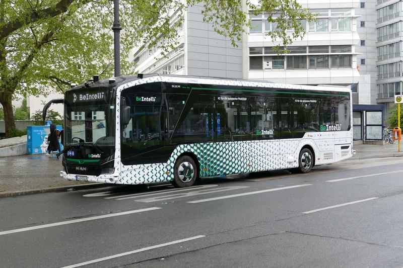 Der „BeIntelli-Erklär-Bus“ ist voll digitalisiert und für das autonome Fahren ausgestattet.