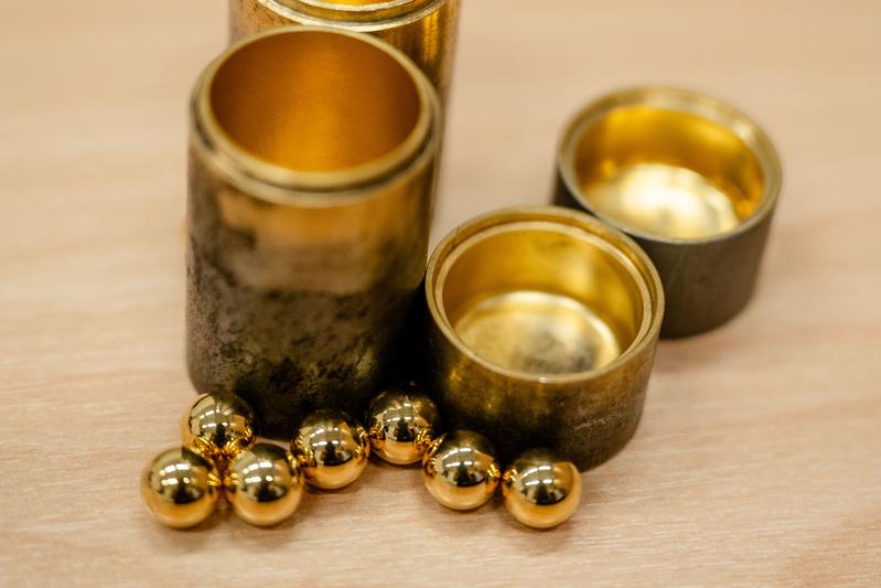  Mit Gold ausgekleidete Mahlbecher können Reaktionen ohne Lösungsmittel katalysieren. 