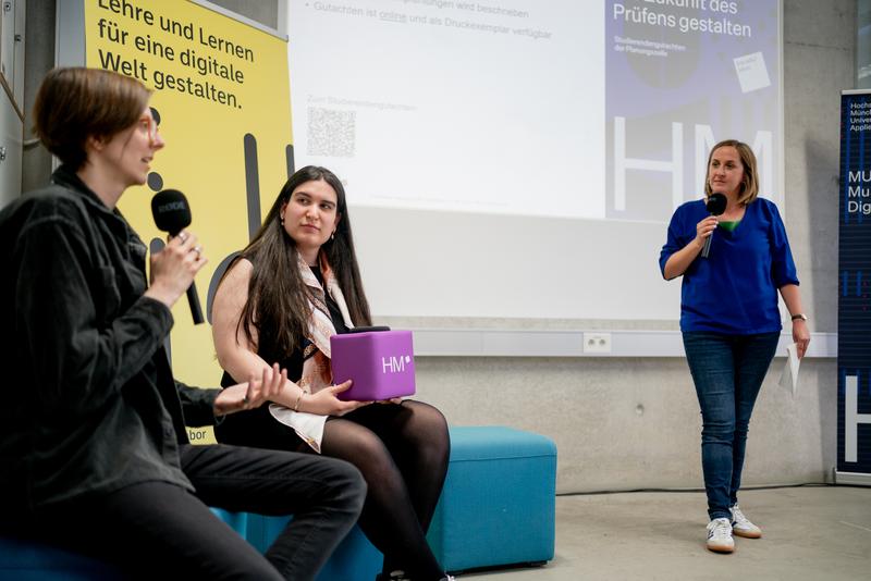 Podiumsdiskussion im Dialogforum der HM zu KI in der Lehre (v.l.n.r): Julia Gerum, Studentin an der Fakultät für Angewandte Sozialwissenschaften, Didem Azgin, studentische Senatorin, und Sara Koss, Geschäftsführung FIDL 