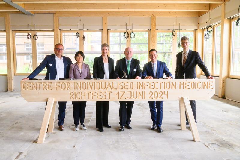 v.l.n.r.: Markus Cornberg, CiiM-Direktor; Yang Li, CiiM-Direktorin; Jennifer Debarry, CiiM-Koordinatorin; Michael Manns, Präsident der MHH; Falko Mohrs, Niedersächsischer Minister für Wissenschaft & Kultur; Christian Scherf, Admin. Geschäftsführer des HZI