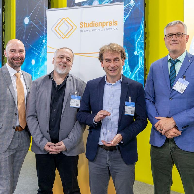 Verbandspräsident Mirco Fretter mit Prof. Dr. Maik Lehmann, Technische Hochschule Bingen, Prof. Dr. Lukas Scheef, RheinAhrCampus der Hochschule Koblenz in Remagen, und Marc Bludau, Geschäftsführer des zfh (v. li.)