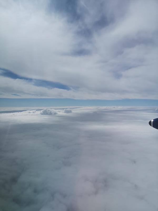 Blick aus dem Flugzeug zwischen zwei Wolkenschichten: Hier können durch den neuartigen Messansatz gleichzeitig Daten innerhalb und oberhalb der Wolken gewonnen werden. 