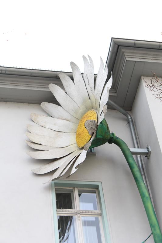 Riesenblume, Ärztehaus Elsenstraße 1, Künstler: Sergej Alexander Dott