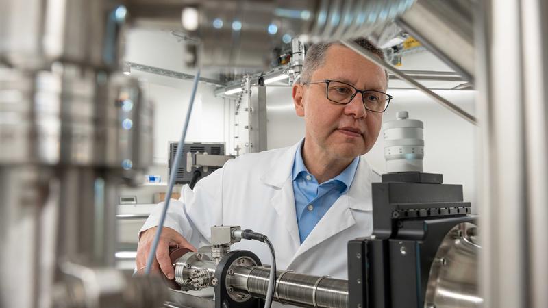 Prof. Dr. Andrey Turchanin, hier am »Ultra High Vacuum Multiprobe System« in einem Labor im Center for Energy and Environmental Chemistry (CEEC Jena II), ist Sprecher des ausgezeichneten Teams der Uni Jena.