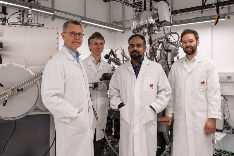 Das ausgezeichnete Team der Uni Jena: Prof. Dr. Andrey Turchanin (v. l.), Dr. Falk Eilenberger, Dr. Antony George und Laborleiter Dr. Christof Neumann.