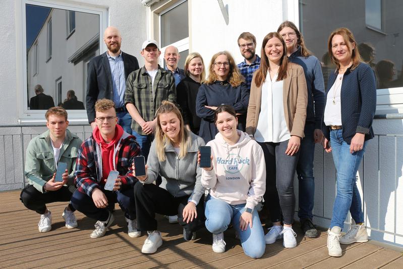 Studierende des Bachelor-Studiengangs Integrative Gesundheitsförderung der Hochschule Coburg mit Dr. Joachim Selzam, Schulleiter der Berufsschule Lichtenfels, sowie von der Hochschule Prof. Dr. Susanne Esslinger, Denise Heimrich und Dr. Christian Schadt.