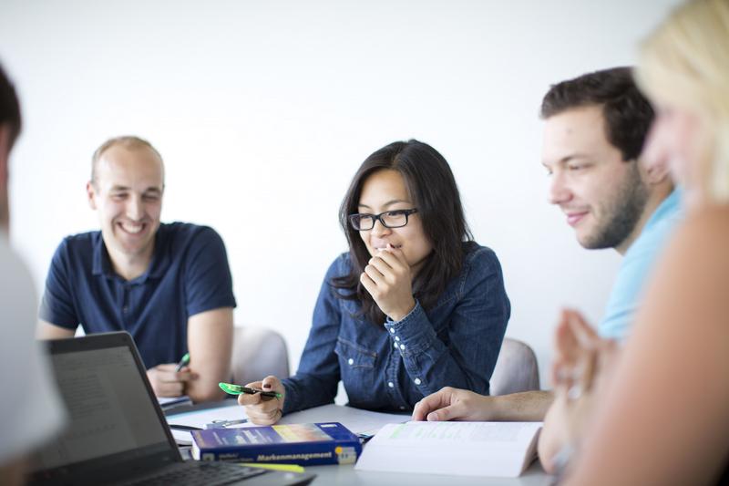 Der neue Lehramtsstudiengang "Wirtschaft an berufsbildenden Schulen", den die RPTU ab dem kommenden Wintersemester anbietet, kombiniert Fachwissen aus den Wirtschaftswissenschaften mit pädagogischen Lehrinhalten. 