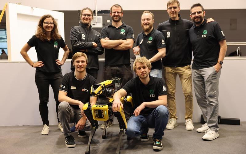 Das FZI Team des Wettbewerbs (v.l.n.r.): Sabine Bellmann, Thomas Trapp, Lennart Puck, FZI-Abteilungsleiter Tristan Schnell, Philip Keller, David Oberacker, Niklas Spielbauer und Marvin Grosse Besselmann.