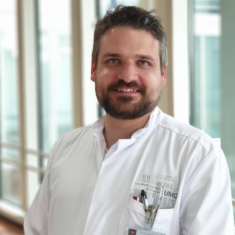 Dr. Michael Bartl, Assistenzarzt in der Klinik für Neurologie und Mitglied der Arbeitsgruppe „Translationale Biomarkerforschung bei neurodegenerativen Erkrankungen“ der Universitätsmedizin Göttingen (UMG).