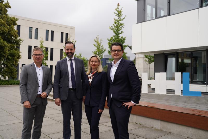 v. l.: Bodo Rodestock (Vorstand VNG AG), Sebastian Gemkow (Sachsens Wissenschaftsminister), Mandy Baum (Leitung Stiftungen VNG AG), Prof. Dr. Tobias Dauth (Rektor und Kaufmännischer Geschäftsführer der HHL)