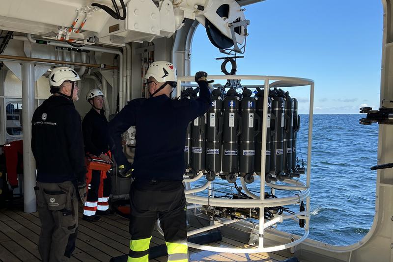 The researchers took water samples in an area northeast of Bornholm, near the site of the Nord Stream leaks. These showed significantly elevated levels of methane.