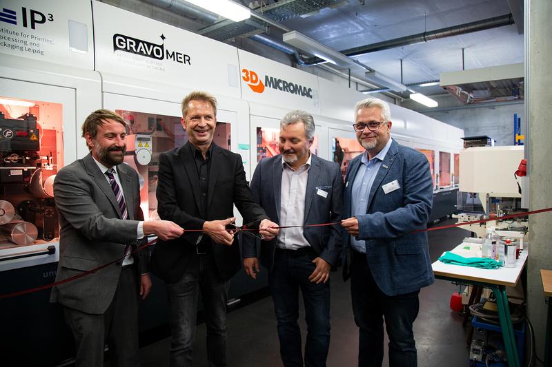 Vor der neuen Beschichtungsanlage: (v. l.) Prof. Dr. Ingo Reinhold (HTWK Leipzig), Prof. Dr. Uwe Kulisch (Dekan der Fakultät Informatik und Medien der HTWK Leipzig), Ronny Neubert (3D Micromac AG) und Prof. Dr. Lutz Engisch (HTWK Leipzig) 