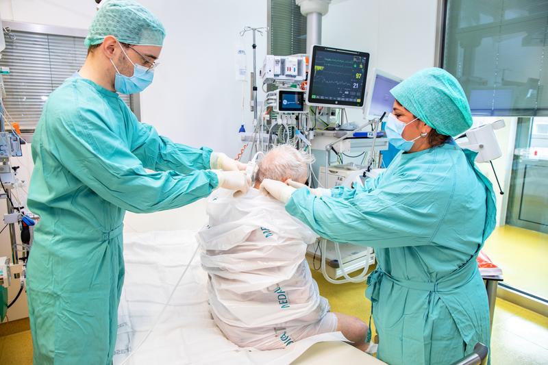 Ward physician Dr. Moritz Milewski and intensive care nurse Mesude Ünsaldi treat a patient with cold plasma.  