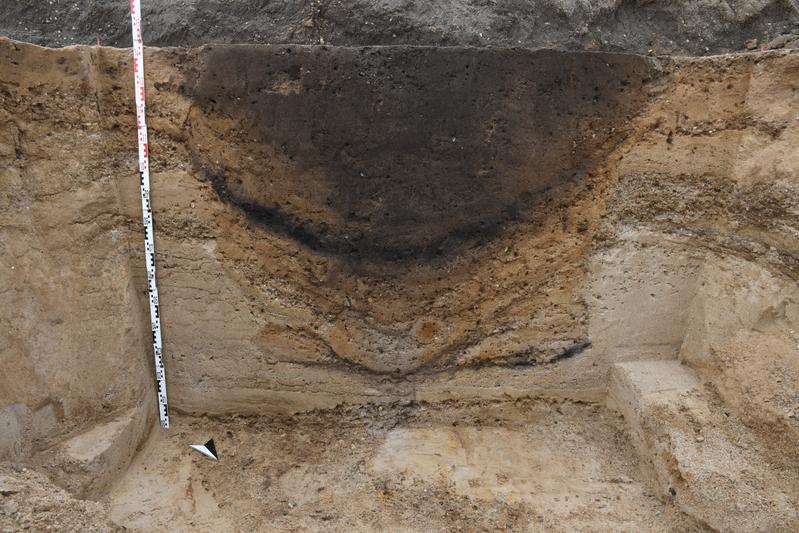 Eine von 78 Silogruben der Schnurkeramischen Kultur (ungefähr 2550 bis 2250 vor Christus). Das Profil zeigt, dass die noch 1,2 Meter tiefe Grube wohl zweimal als Getreidespeicher genutzt wurde.