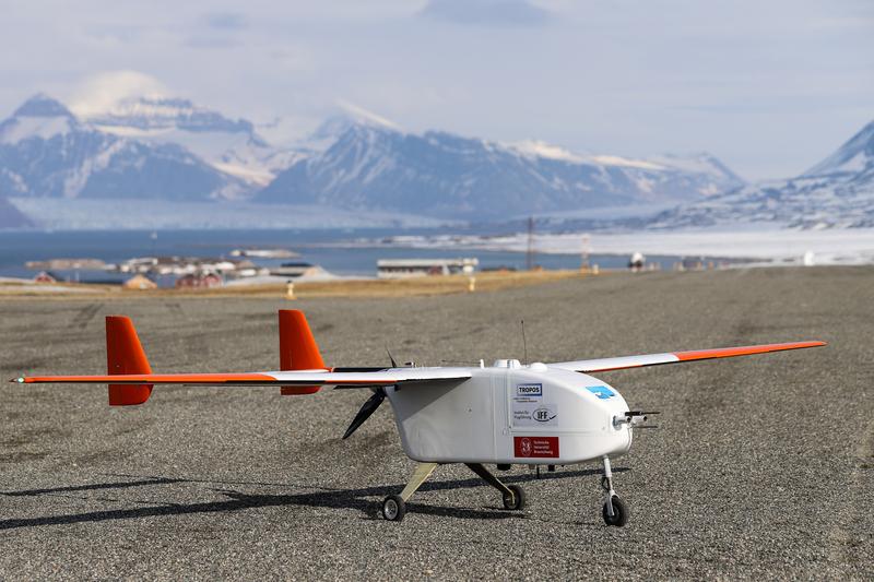 Das unbemannte Forschungsflugzeug ALADINA vor dem nächsten Messflug. Im Hintergrund ist das Forschungsdorf Ny-Ålesund zu sehen.