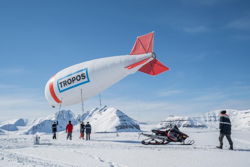 After landing, the BELUGA tethered balloon is carefully brought back to Ny-Ålesund so that it can be deployed again the next day.