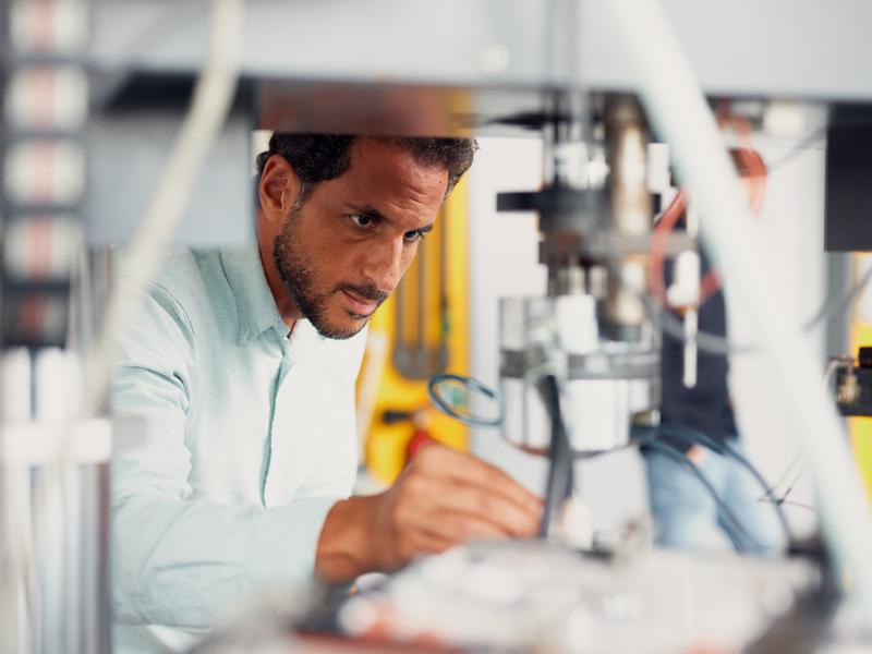 Prof. Dr. Kurosch Rezwan, Wissenschaftlicher Leiter von MaTeNa und Sprecher vom MAPEX Center for Materials and Processes an der Universität Bremen, in seinem Labor an der Universität Bremen.