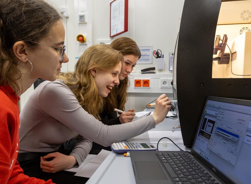 From November, school students will be able to immerse themselves in research at European XFEL. Bookings for the so-called Xcool Lab are already possible.