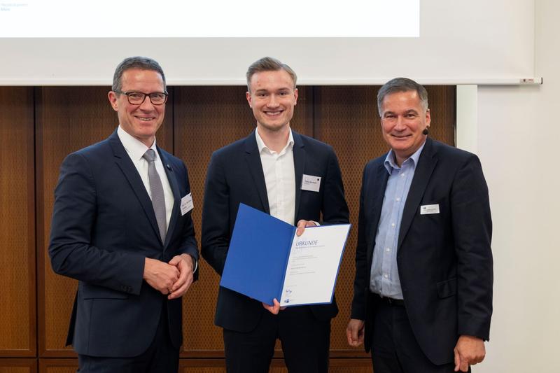 Preisträger Tobias Biermann (Mitte) mit Prof. Dr. Kai-Oliver Schocke, Präsident der Frankfurt UAS (l.), und Klaus-StefanRuoff, Vizepräsident IHK Frankfurt am Main (r.). 