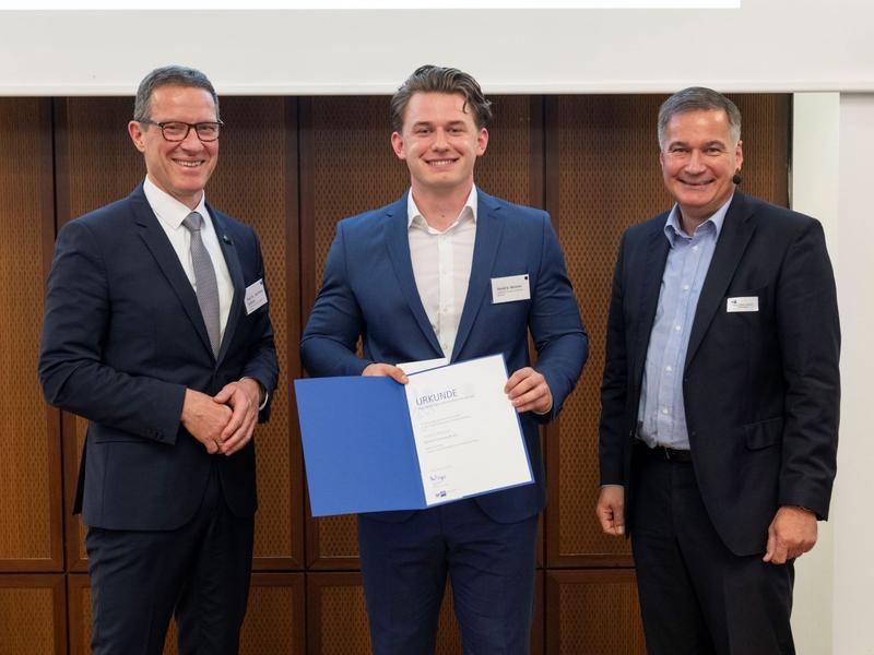 Preisträger Hendrik Weichel (Mitte) mit Prof. Dr. Kai-Oliver Schocke, Präsident der Frankfurt UAS (l.), und Klaus-StefanRuoff, Vizepräsident IHK Frankfurt am Main (r.). 