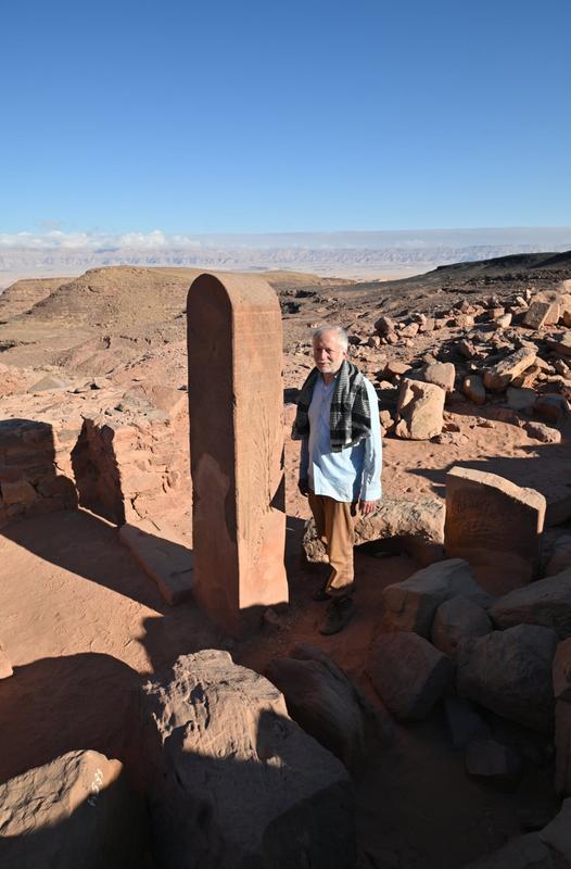 Prof. Dr. Ludwig Morenz an einer für den Tempelkomplex von Serabit el Chadim typischen, auf vier Seiten hieroglyphisch beschrifteten Stele. 