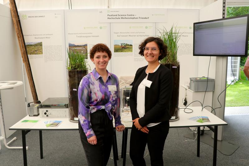 V. l.: Pia Röder, Ella Papp und Prof. Dr. Matthias Drösler (nicht im Bild) präsentierten die Projekte des Weihenstephaner Moorforschungszentrums PSC bei der Woche der Umwelt in Berlin