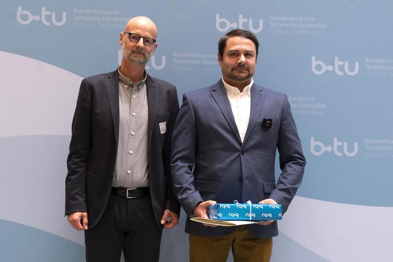 Der Vizepräsident für Studium und Lehre der BTU Prof. Dr. Peer Schmidt (li.) mit dem Träger des Lehrpreises 2023 Dr. Francesc G. Rodríguez Mansilla. 