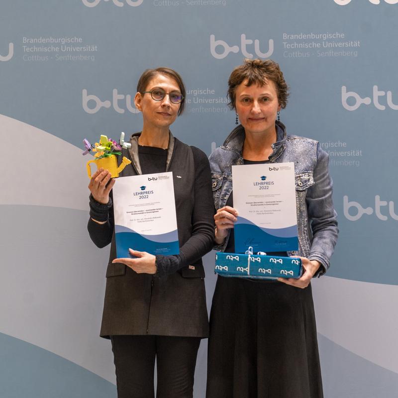 Mit dem BTU-Lehrpreis 2022 ausgezeichnet (v. li.): Heike Bartholomäus und Prof. Dr. Alexandra Retkowski. 