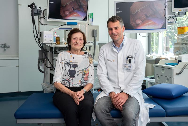 Prof. Marius Distler konnte den Tumor im Darm von Marita Grellmann mithilfe des OP-Roboters HUGO schonend entfernen.