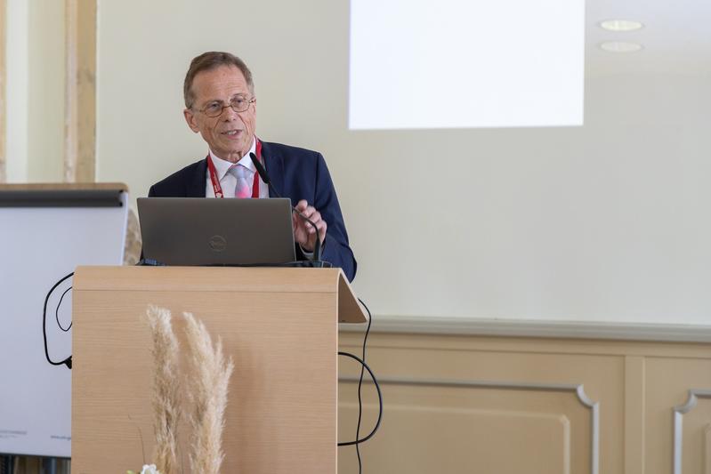Prof. Dr. Gerd Hasenfuß, Direktor der Klinik für Kardiologie und Pneumologie und Vorsitzender des Herzzentrums der Universitätsmedizin Göttingen (UMG) sowie Sprecher des Sonderforschungsbereichs (SFB) 1002, bei der Eröffnung des SFB1002-Symposiums.