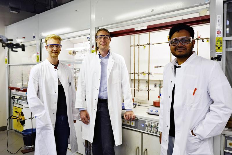 Manuel van Gemmeren, Professor for Organic Chemistry (centre), and his research team, including the PhD students Friedrich Jurk (l.) and Sourjya Mal (r.), have developed a method to introduce fluorine atoms directly into complex carboxylic acid molecules.