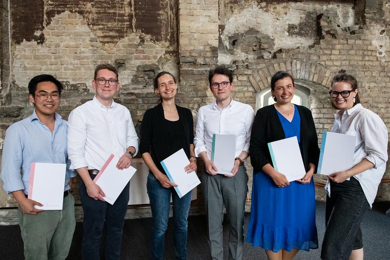 from left to right: Sven Wang, Fabian Michl, Lisa Buchauer, Christian Neumeier, Christina Scharf-Janßen, Helen Ahner. Not in the picture: Niki Kilbertus, Kornelia Kończal, Hanna Pfeifer and Dominika Wylezalek.