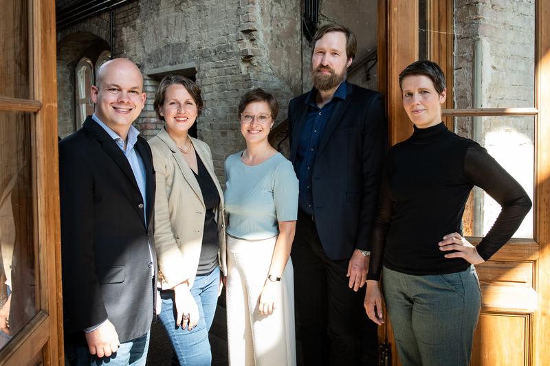 From left to right: Philipp Rothemund, Kerstin Pahl, Julia Gurol-Haller, Philipp Pilhofer, Viola Priesemann.