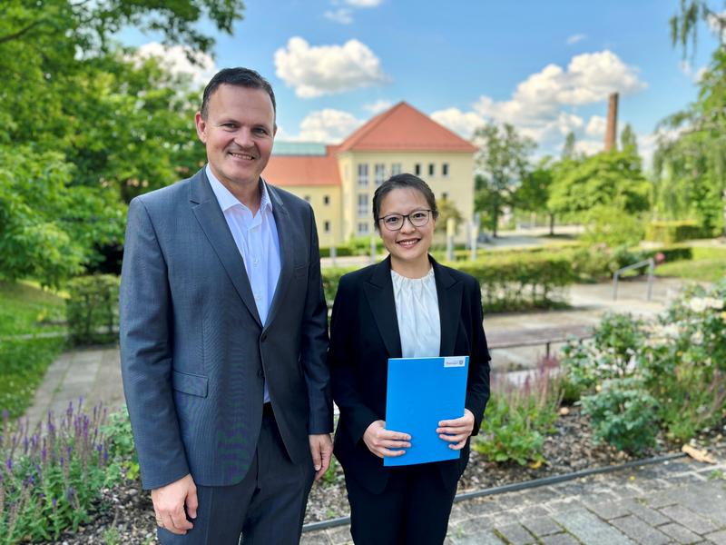 Hochschulpräsident Prof. Dr. Jörg Wagner begrüßt Dr.-Ing. Jiayi Wang als neue Professorin für „Elektrotechnik/Leistungselektronik“ an der Hochschule Nordhausen.