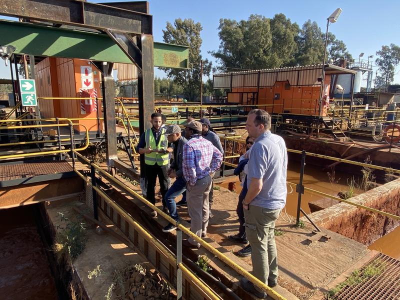 Forschende und lokale Partner begutachten die Wasseraufbereitungsanlage einer Mine in Südafrika. Zu sehen ist das Wasser zu Beginn des Aufbereitungsprozesses. 