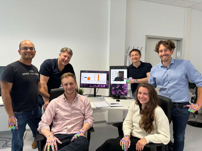 Das Team aus der Neurologie des Uniklinikums Würzburg: vorn sitzend Robert Peach und Anna-Julia Rönn, hinten stehenv.l.n.r.: Muthuraman Muthuraman Jens Volkmann, Chi Wang Ip und Martin Reich. © UKW