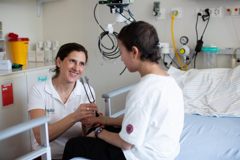 Sporttherapie gegen Nebenwirkungen: Fiona Streckmann mit einer Patientin bei einer neurologischen Untersuchung. Mit einer Stimmgabel wird das Vibrationsempfinden geprüft, das bei einer Neuropathie verändert sein kann.