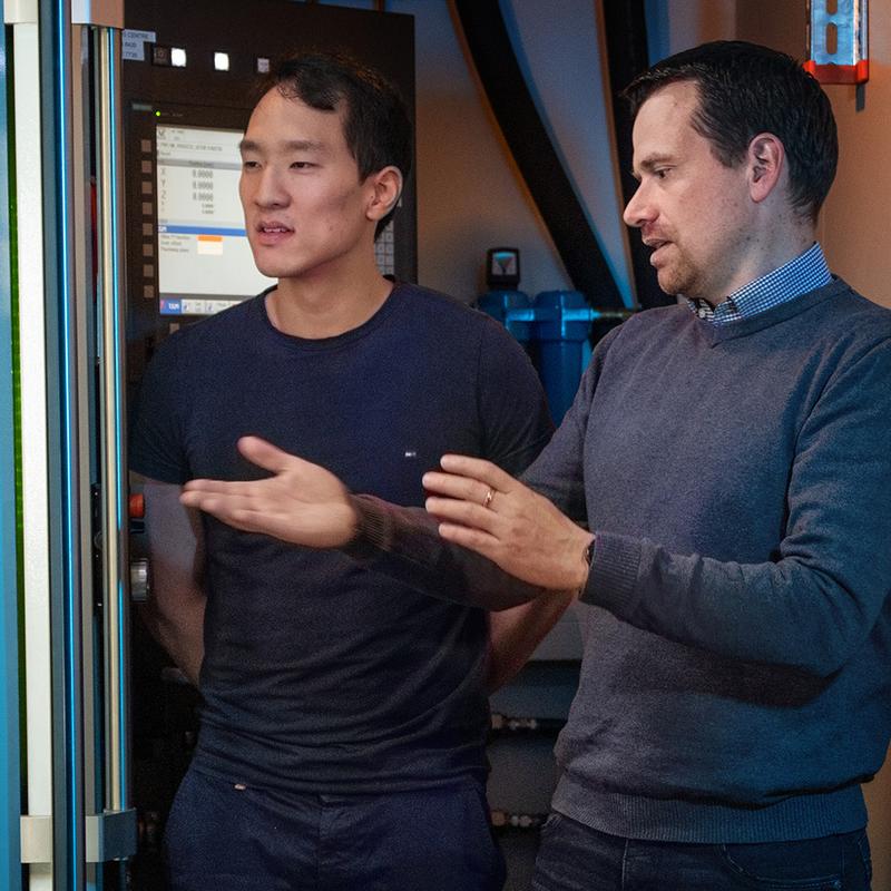 Min-Uh Ko from the Fraunhofer Institute for Laser Technology ILT (left) and Dr. Johannes Finger from Makino (right) lead the research cooperation in which the extreme high-speed laser material deposition EHLA was transferred to a five-axis CNC platform.