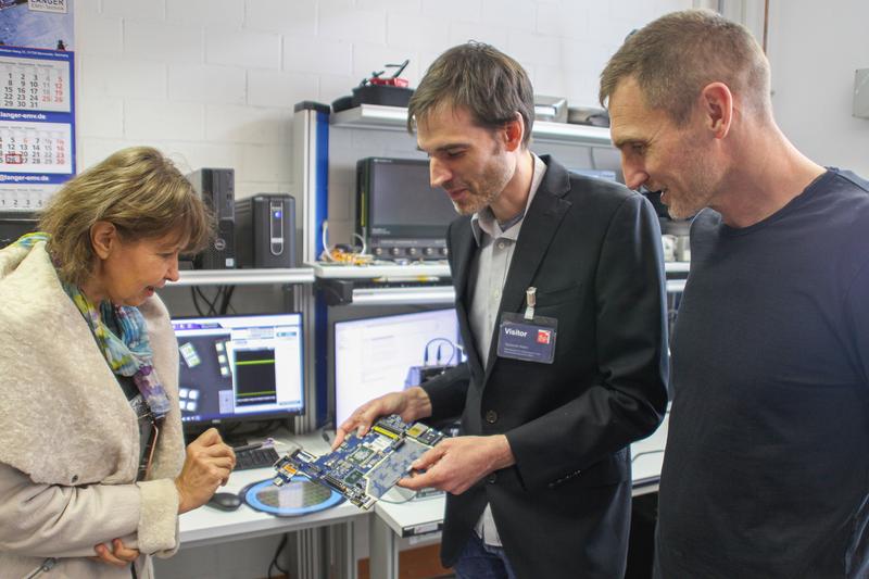 IHP scientist Hon. Prof. Zoya Dyka shows the BSI employees where the mainboard of a laptop could be manipulated.