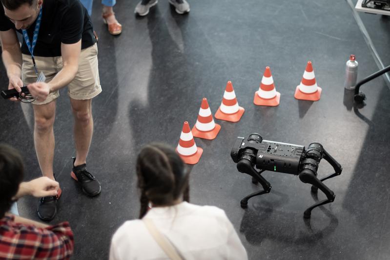 In der interaktiven Ausstellung erhalten die Gäste Einblicke in aktuelle Forschungsprojekte. Bild: ZHAW School of Engineering.