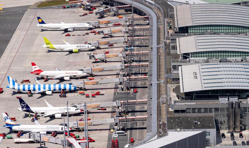 Am Hamburg Airport stehen Flugzeuge an Passagierbrücken. Die neue Kooperation soll die Zuweisung der Maschinen zu den Gates einfacher und schneller machen.