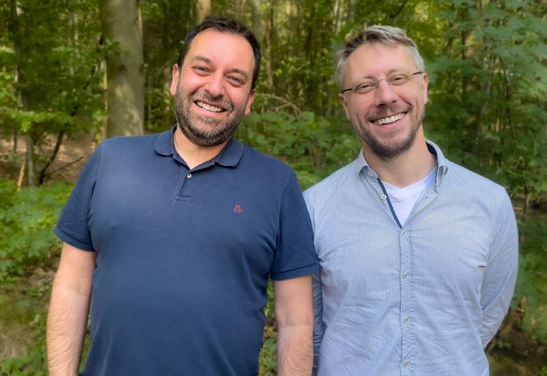 Dr. Markus Krebs (links) und Dr. Florian Lüke behandeln Patientinnen und Patienten in ihren molekularen Tumorboards. Im Rahmen ihrer gemeinsamen Forschung interessieren sie sich für die Zugangswege zu innovativer Krebsbehandlung in der WERA Allianz .