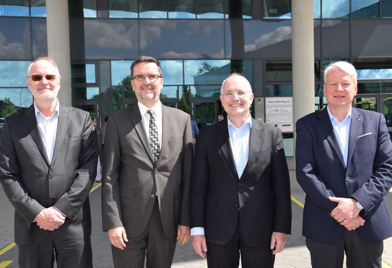 Rainer Stark (TU Berlin) (2.v.l.) ins Sprecherteam des Forschungsbeirats Industrie 4.0 gewählt. Bestätigt wurden: Harald Schöning (Software AG) (links), Klaus Bauer (TRUMPF Werkzeugmaschinen SE + Co. KG) und Peter Liggesmeyer (Fraunhofer IESE) (rechts).