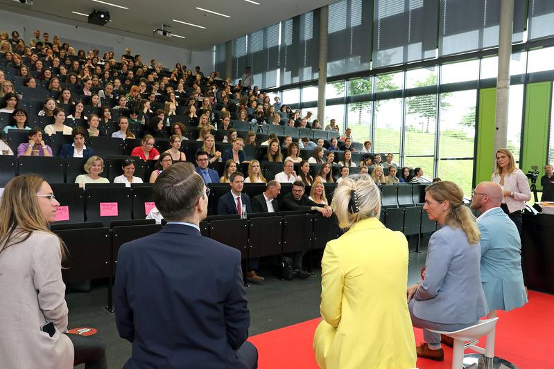 Eröffnung der ScienceFem im vollbesetzen THWS-Hörsaal mit Moderatorin Julia Holleber (ganz rechts)