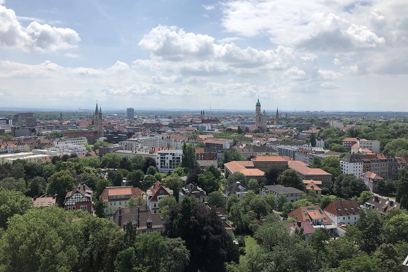 Wie wirkt sich der Klimawandel auf die Stadt und ihre Menschen aus? Blick über die Stadt Braunschweig. 